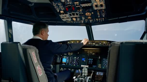 Ticari Uçak Pilotu Uçuş Parametrelerini Yüksek Irtifa Uçuş Görüntüsünde Içeriden — Stok video