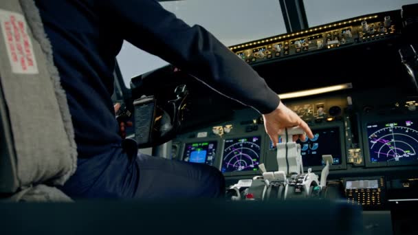 Close Mão Piloto Pressionando Acelerador Cockpit Avião Jato Reduzindo Potência — Vídeo de Stock