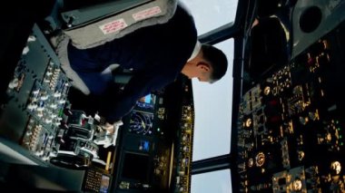 Ticari uçak pilotu uçuş parametrelerini yüksek irtifa uçuş sırasında kabin dikey görüntüsünden ayarla