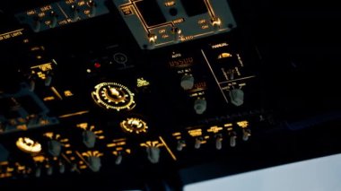 Düğmeleri ve kontrol düğmeleri olan modern bir uçağın uçak kokpitinin iç kısımlarına yakın çekim.