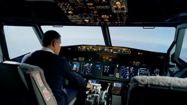 Piloto Aeronave Comercial Ajusta Parâmetros Voo Aeronave Durante Voo Alta — Vídeo de Stock