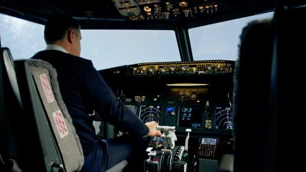 民間航空機パイロットは 高高度飛行中の航空機の飛行パラメータを調整します客室内からの眺め — ストック動画