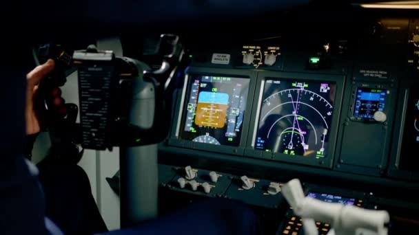 フライトシミュレーターの乗客機のコックピットのコントロールとナビゲーションパネルの詳細なショット — ストック動画