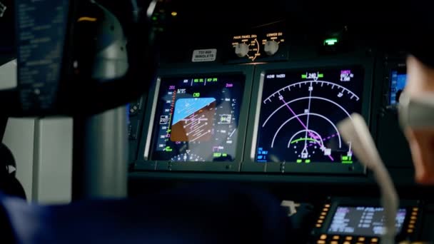 飞行模拟器客机驾驶舱控制导航面板的详细拍摄 — 图库视频影像