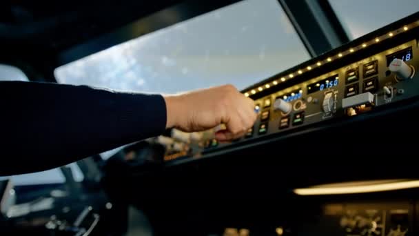 客机飞行模拟器驾驶舱控制面板的详细拍摄 — 图库视频影像