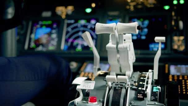 飞机驾驶舱内的推力杆飞机模拟器上的飞行特写 — 图库视频影像