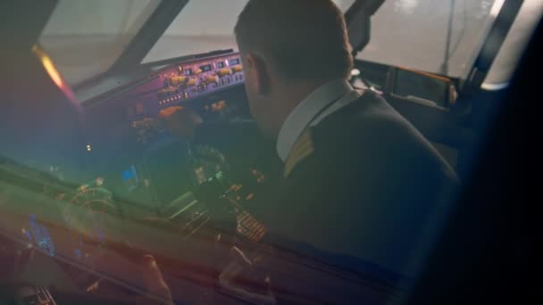 現代の旅客機のパイロットは ガスを押し 作業中のコックピットの飛行中にコントロールボタンをねじります — ストック動画