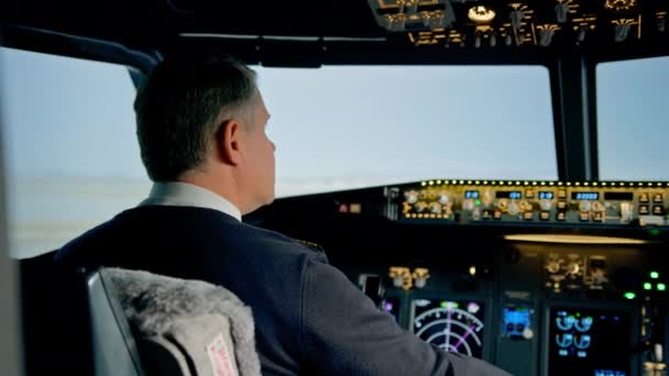从驾驶舱驾驶员工作的挡风玻璃看现代客机在机场起飞 — 图库视频影像