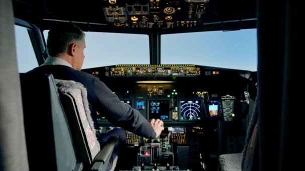 Pilot Wciskający Pedał Gazu Kabinie Pilota Odrzutowca Podczas Szkolenia Symulatorze — Wideo stockowe