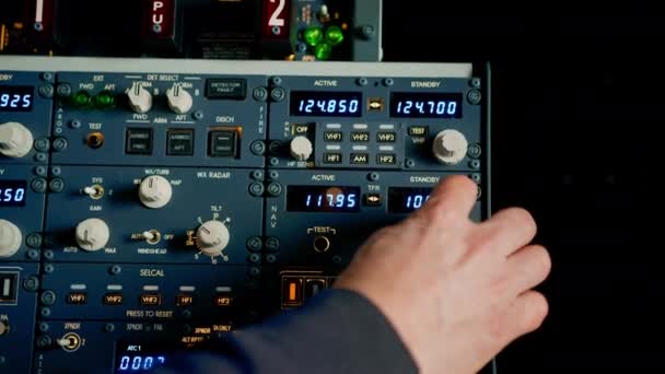 Капитан Нажимает Кнопки Панели Управления Запустить Двигатель Полета Самолета — стоковое видео