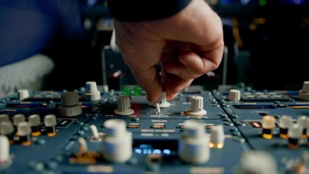Kaptan Uçuş Simülatörünün Motorunu Çalıştırmak Için Kontrol Panelindeki Düğmelere Basar — Stok video