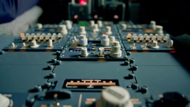 Gedetailleerde Opname Van Cockpit Van Het Passagiersvliegtuig Het Bedieningspaneel Van — Stockvideo
