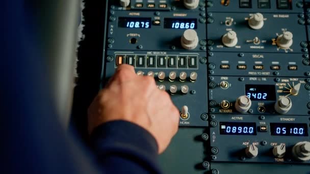 Kapitán Stiskne Tlačítka Ovládacím Panelu Aby Nastartoval Motor Letadla — Stock video