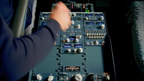 Capitano Preme Pulsanti Sul Pannello Controllo Avviare Motore Volo Aereo — Video Stock