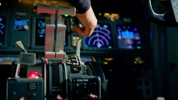 Närbild Pilothand Som Trycker Gasen Cockpit Jetplanet Vilket Minskar Motoreffekten — Stockvideo