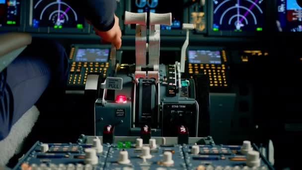 飞机驾驶舱控制面板的特写飞行员按下停车制动器按钮飞行模拟器 — 图库视频影像