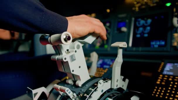 飞行员手压油门在喷气式飞机驾驶舱内的特写 减少发动机功率 — 图库视频影像