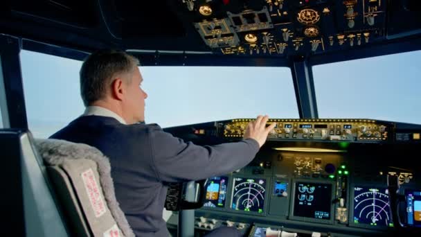 Пілот Комерційного Літака Налаштував Параметри Польоту Літака Під Час Польоту — стокове відео