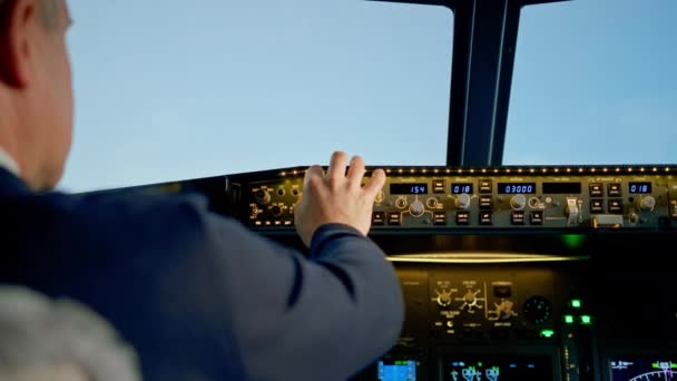 Piloto Aeronaves Comerciales Ajusta Los Parámetros Vuelo Las Aeronaves Durante — Vídeos de Stock