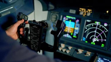 Uçak kokpitinde pilot uçuş konsepti sırasında direksiyon simidi tutuyor.