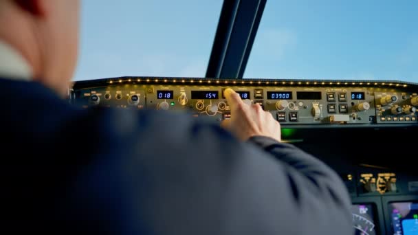 Komerční Pilot Letadla Upravuje Letové Parametry Letadla Během Letu Velké — Stock video