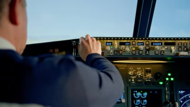 Commerciële Vliegtuigpiloot Vliegparameters Tijdens Vlucht Grote Hoogte Aan Zicht Vanuit — Stockvideo