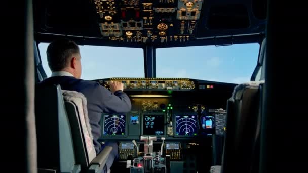 Ticari Uçak Pilotu Uçuş Parametrelerini Yüksek Irtifa Uçuş Görüntüsünde Içeriden — Stok video
