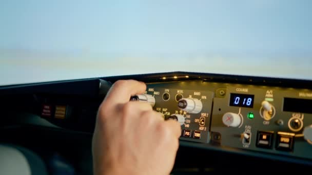 Piloot Drukt Knoppen Het Bedieningspaneel Het Vliegtuig Voor Cockpitvoorruit Bedienen — Stockvideo