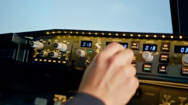 Piloot Drukt Knoppen Het Bedieningspaneel Het Vliegtuig Voor Cockpitvoorruit Bedienen — Stockvideo