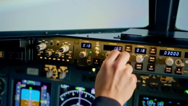 パイロットは操縦席のフロントガラスの前で航空機を制御するためにコントロールパネルの電源ボタンを押す — ストック動画