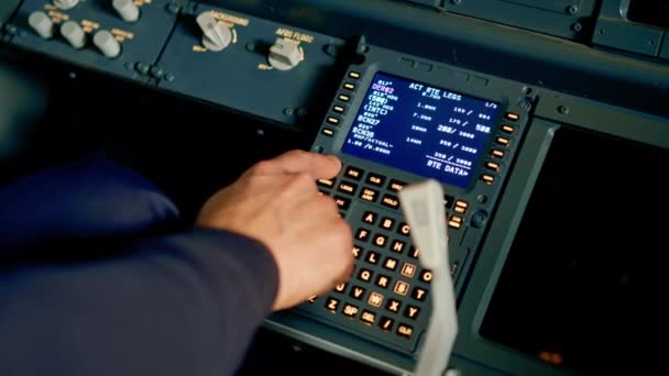 飞行员按控制面板上的动力按钮来控制飞行模拟器中的飞机 — 图库视频影像