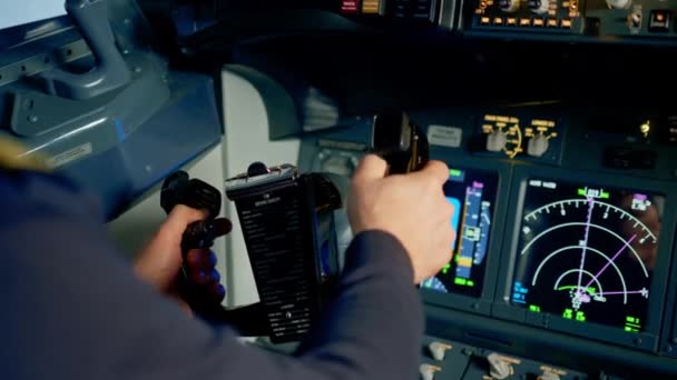 Pilota Cabina Pilotaggio Dell Aereo Con Timone Ruota Girevole Durante — Video Stock