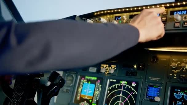 商营飞机驾驶员在高空飞行时调整飞机飞行参数 — 图库视频影像