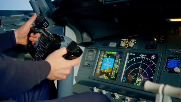 Pilot Pilotní Kabině Letadla Držící Otočné Kormidlo Letu Letecký Koncept — Stock video