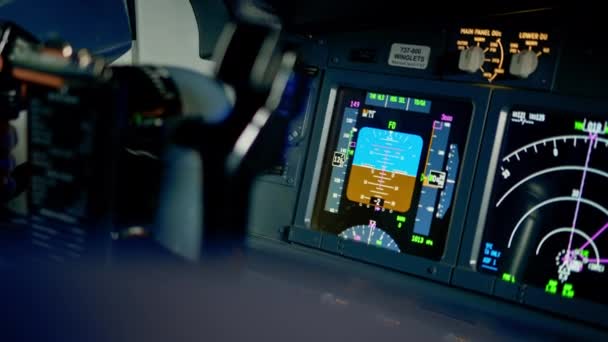 机载计算机上飞行模拟器数据座舱中的雷达控制和导航面板的详细照片 — 图库视频影像