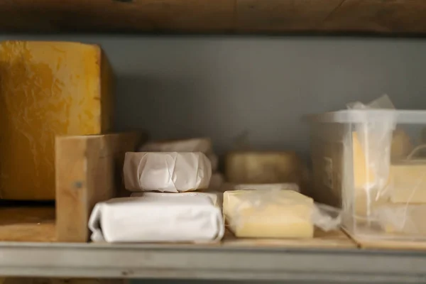 奶酪成熟仓库木制货架上的奶酪头生产美味奶酪的概念 — 图库照片