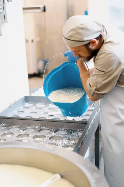 Sýrař Nalévá Čerstvý Sýr Forem Výrobu Sýrových Tvarů — Stock fotografie