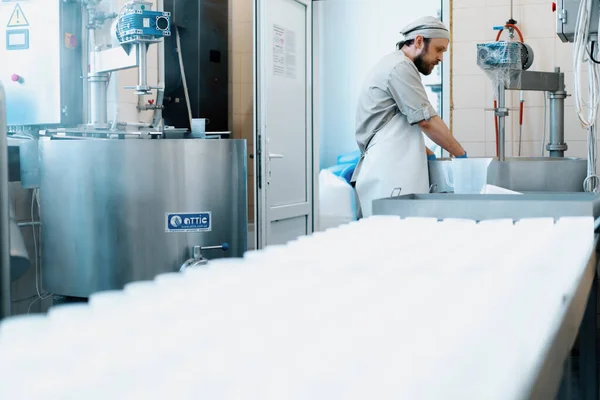 チーズ工場チーズメーカーでミルクミキシング 大型タンクで手作業でチーズをチェック 殺菌チーズ生産チーズ工場 — ストック写真