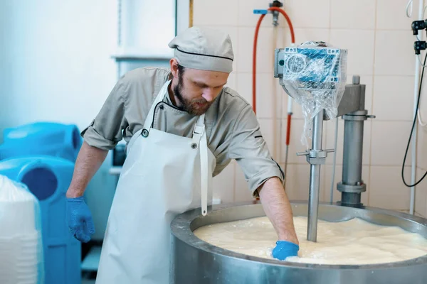Peynir Fabrikasındaki Süt Karıştırma Peynir Üreticisi Peyniri Elle Kontrol Eder — Stok fotoğraf