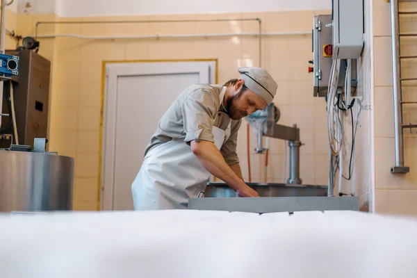 Üniformalı Peynir Üreticisi Peynir Üretiyor Peynir Üretimi Için Küfler Koyuyor — Stok fotoğraf