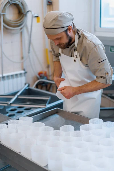 Fromager Uniforme Fait Fromage Met Moules Pour Verser Processus Production — Photo