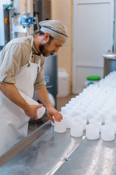 Kaasmaker Uniform Maakt Kaas Zet Mallen Voor Het Gieten Van — Stockfoto