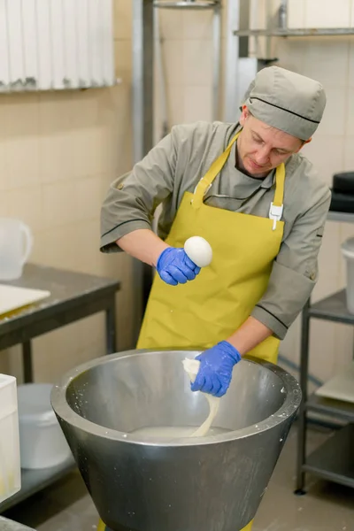 Productie Van Zuivelkazen Kaasmaker Verwijdert Witte Mozzarella Uit Een Metalen — Stockfoto