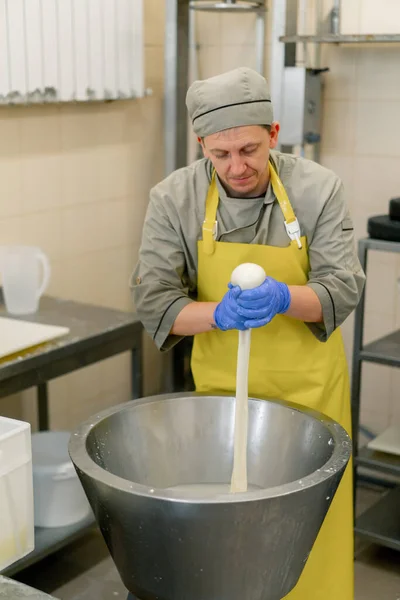 Produzione Formaggi Latte Casaro Toglie Mozzarella Bianca Una Vasca Metallo — Foto Stock