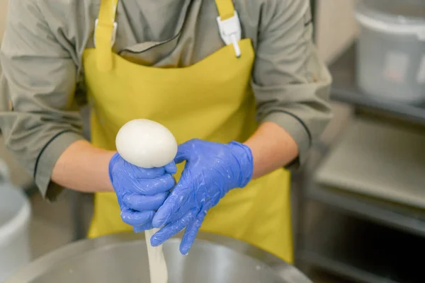 Produzione Formaggi Latte Casaro Toglie Mozzarella Bianca Una Vasca Metallo — Foto Stock