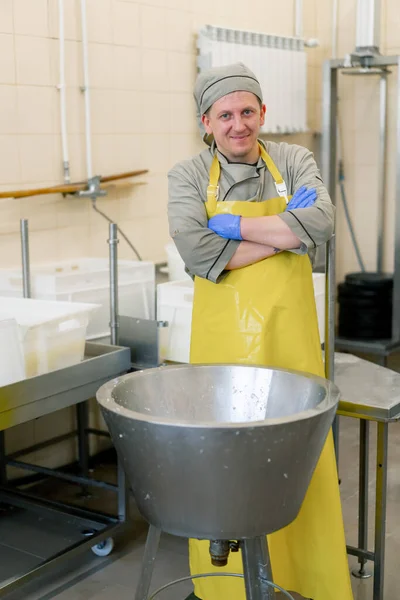Cheesemaker Sorrindo Uniforme Produção Queijos Lácteos Está Perto Equipamento Antes — Fotografia de Stock