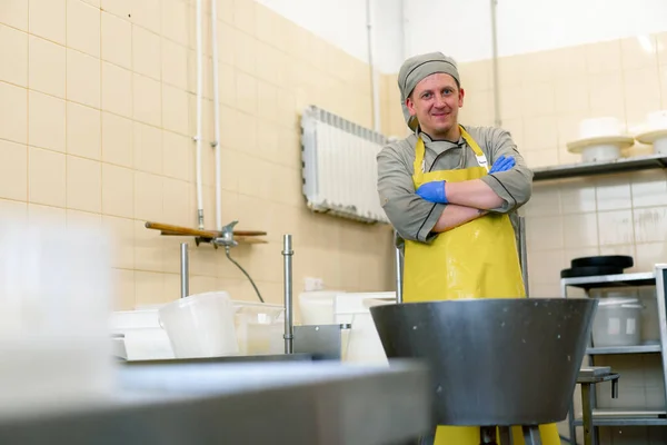 Een Lachende Kaasmaker Uniform Bij Productie Van Zuivelkazen Staat Vlak — Stockfoto