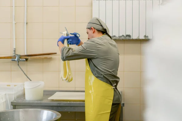 Productie Van Zuivelkazen Kaasmaker Beeldhouwt Verse Mozzarella Met Zijn Handen — Stockfoto