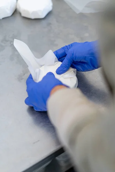 Pracownik Ręcznie Pakuje Organiczny Ser Miękki Papierowe Opakowanie Produkcja Sera — Zdjęcie stockowe