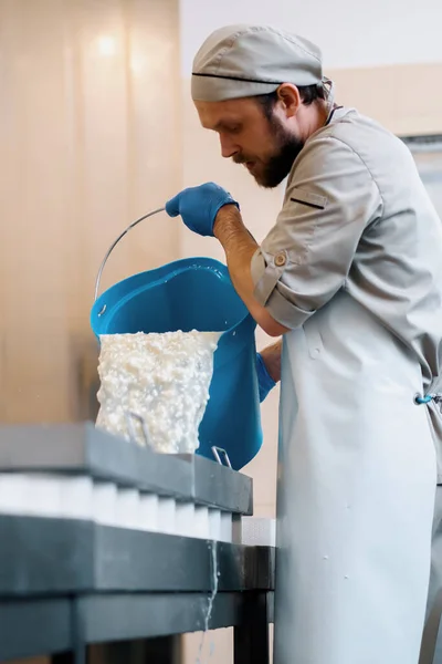 Fabricante Queijo Derrama Queijo Fresco Moldes Que Fazem Brie Queijo — Fotografia de Stock
